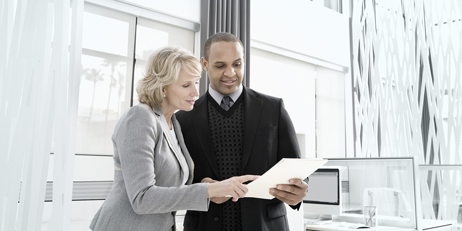 Man and woman reading document | Atradius Takaukset